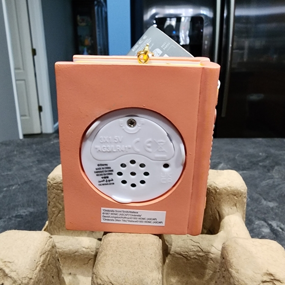 Disney Cinderella storybook ornament - Picture 4 of 4